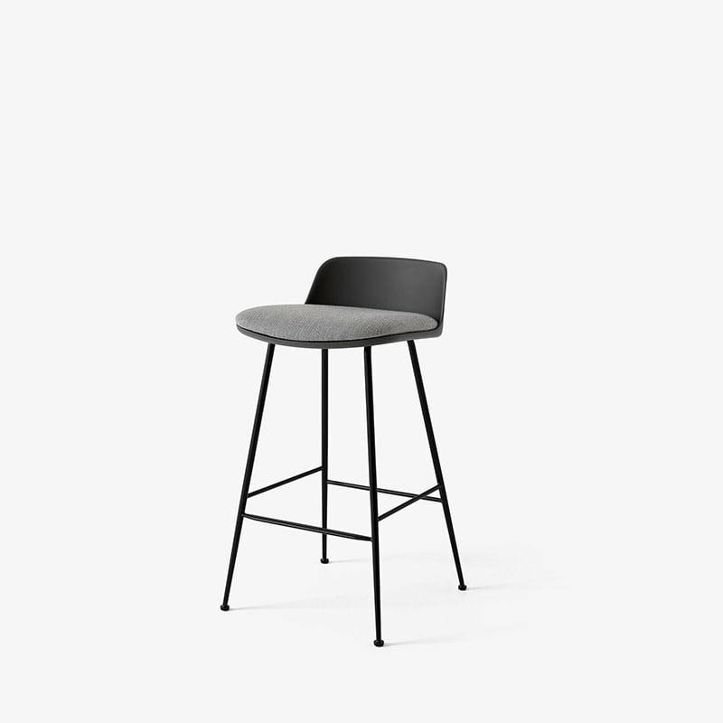 Rely Hw82 Tabouret De Bar H66.5 Dossier Bas – Rembourré – Base Tubulaire Noire – &Tradition  | Tabourets De Bar Mobilier Tabourets De Bar